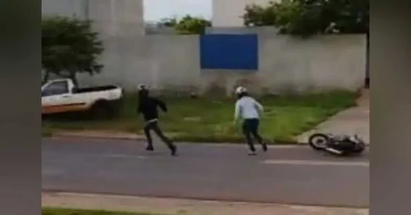 Vídeo: moto falha e atiradores fogem a pé após matarem homem em MS