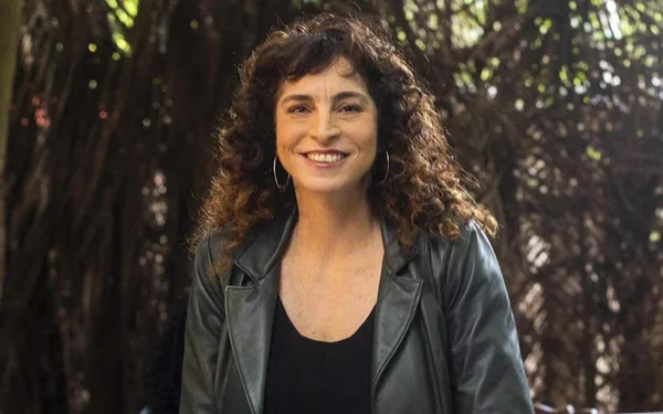 Rosane Svartman de terno preto