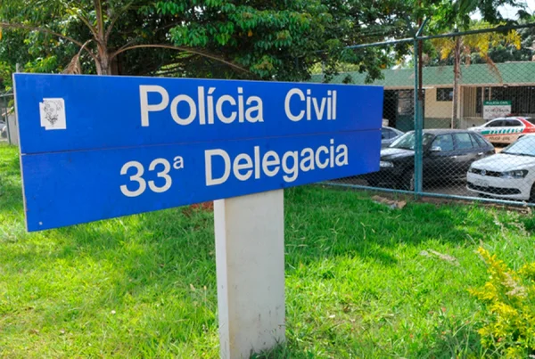 placa escrito 33ª Delegacia