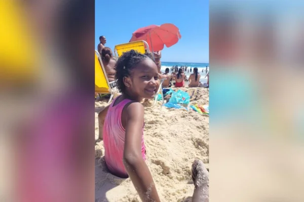 Imagem colorida de Sophia Ângelo Veloso da Silva na praia - Metrópoles