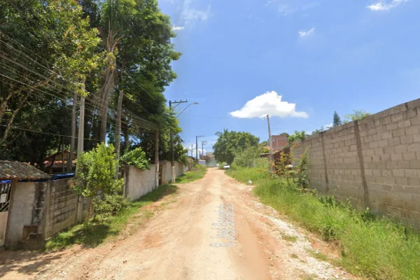Imagem colorida de uma rua não asfaltada