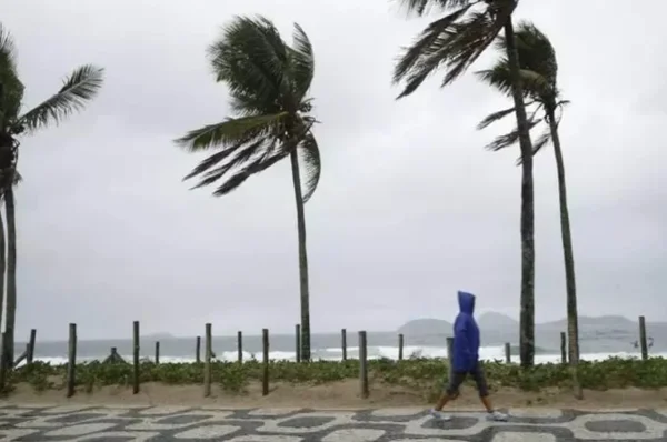Clima: ciclone extratropical afasta chuvas, mas traz ventanias e frio
