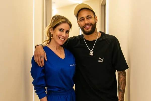 Mulher e homem abraçados