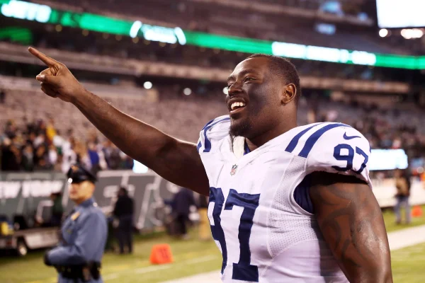 Arthur Jones, número 97 do Indianapolis Colts, comemora a vitória por 41 a 10 sobre o New York Jets no MetLife Stadium em 5 de dezembro de 2016 em East Rutherford, Nova Jersey.