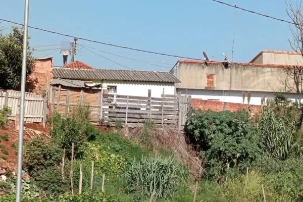 imagem colorida de abordagem da GCM na qual um homem acusado de descumprir medida protetiva ameaçou se jogar do telhado