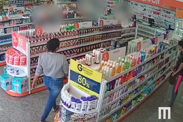Vídeo. Dupla furta cremes e xampus em farmácia e põe nas roupas