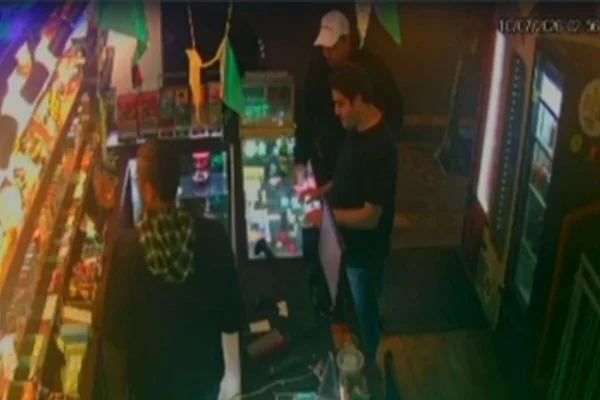Foto colorida de reprodução de vídeo em que mostra advogado carioca, que foi encontrado morto, acompanhado de um homem em uma tabacaria na Fradique Coutinho, em Pinheiros, zona oeste de São Paulo.
