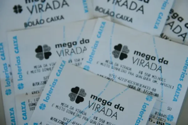 Foto colorida de apostas da Mega da Virada - Metrópoles