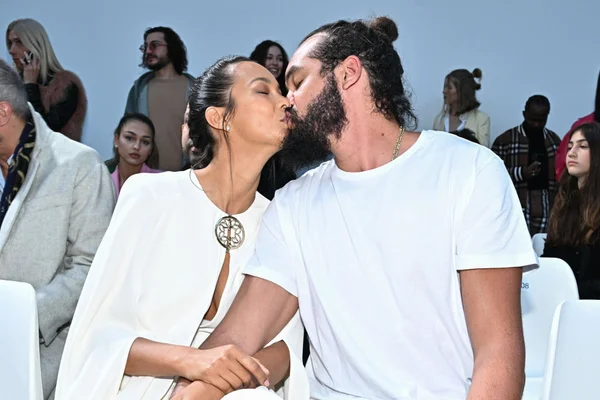 Modelo Laís Ribeiro com o noivo Joakim Noah em desfile - Metrópoles