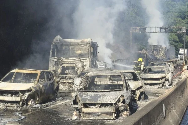 Imagem colorida de carros quiemados em SC - Metrópoles