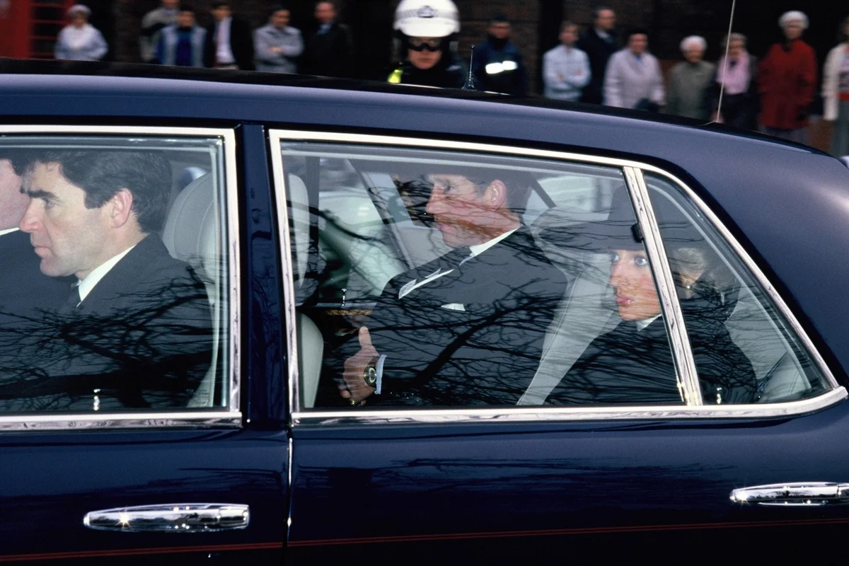 Rei Charles chegando de carro, ao lado de Diana, no velório do major Lindsay Rei Charles chegando de carro, ao lado de Diana, no velório do major Lindsay
