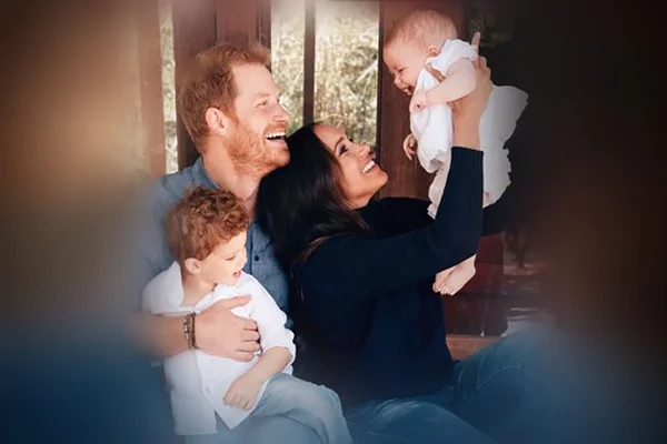 Detalhes que merecem sua atenção na foto de Harry, Meghan e os filhos