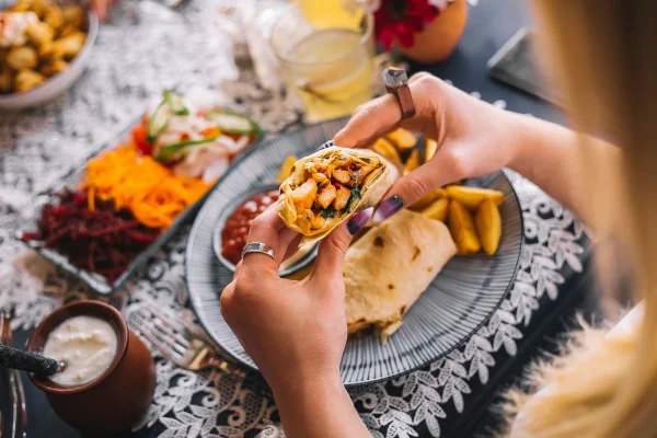 Foto colorida de um burrito - Metrópoles