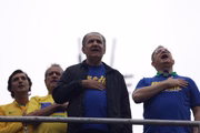 Silas Malafaia canta o hino nacional na Avenida Paulista