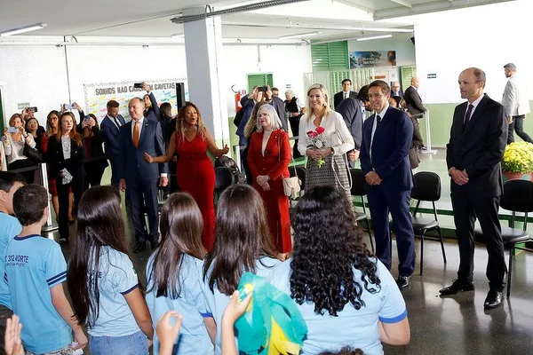 A sugestão da rainha da Holanda sobre como crianças brasileiras devem gastar dinheiro - destaque galeria