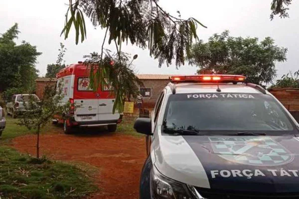 Carros de polícia e bombeiro em aldeia no MS
