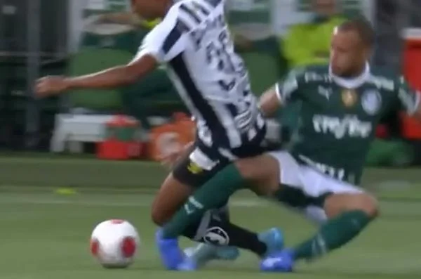 Os perigos da grama sintética para os jogadores de futebol