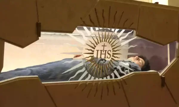 Corpo exposto de Carlo Acutis - Metrópoles