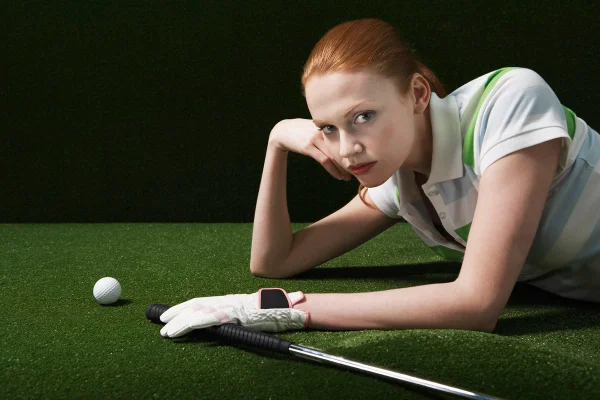 Modelo com roupas de golfe