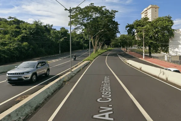 Imagem colorida de avenida onde o ônibus da prefeitura foi abordado pelo suspeito armado - Metrópoles