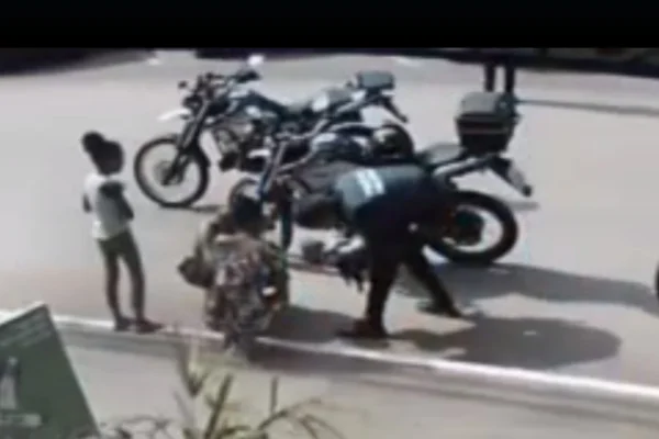 Vídeo: PMs que faziam patrulha de moto salvam criança engasgada no DF