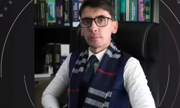 homem de óculos e gravata