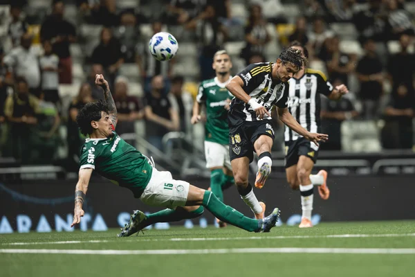 Disputa de bola no jogo entre Atlético-MG x Palmeiras