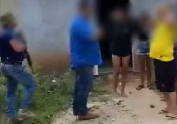 Foto colorida de policial e adolescente que fingiu o próprio sequestro em Alagoas - Metrópoles
