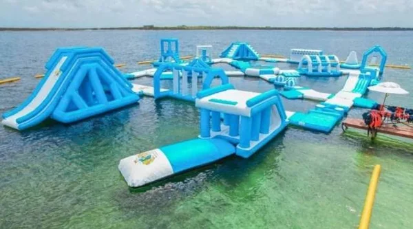 imagem colorida de brinquedos infláveis azuis no mar do ceará- Metrópoles