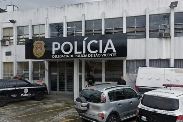 Imagem colorida de delegacia de São Vicente. Metrópoles