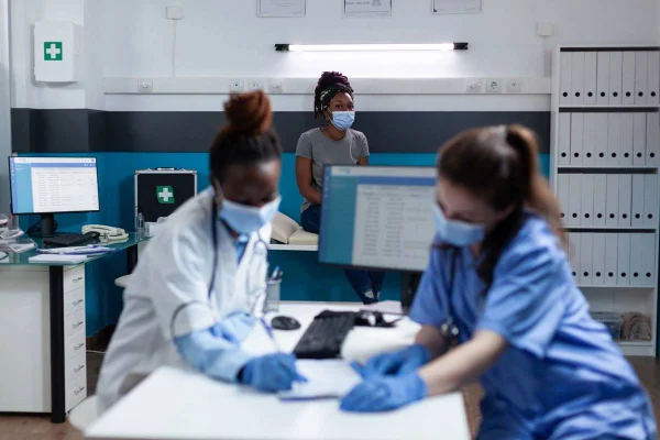 Foto colorida de estudantes de medicina em laboratório