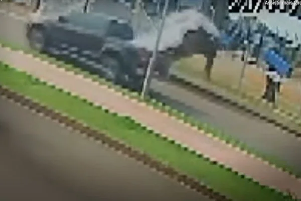Imagem colorida de carro com a traseira erguida - Metrópoles