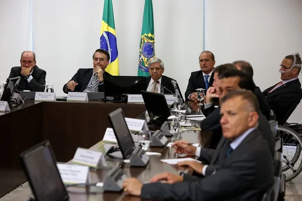 Bolsonaro manda confiscar celulares em reuniões