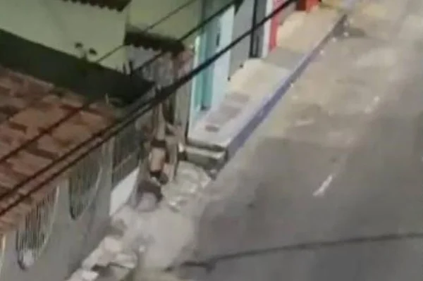 Vídeo: ladrão fica preso pela calça em portão de casa e foge de cueca