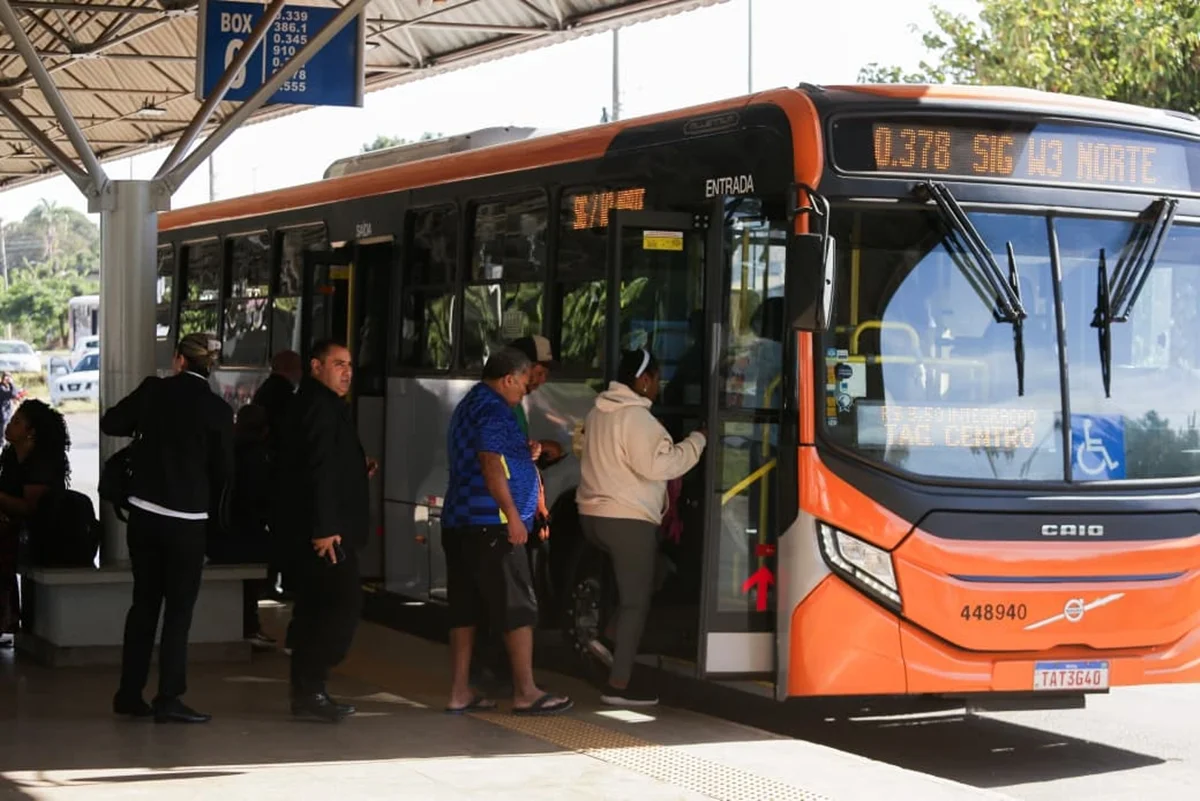 Apesar da manhã turbulenta, os rodoviários da Marechal anunciaram o fim da paralisação, e os ônibus da empresa começaram a retomar a circulação de forma gradual Apesar da manhã turbulenta, os rodoviários da Marechal anunciaram o fim da paralisação, e os ônibus da empresa começaram a retomar a circulação de forma gradual