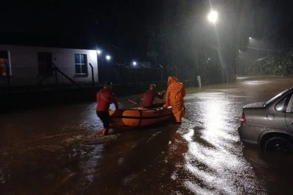 O grupo de 12 pessoas foi resgatado de uma área alagada no bairro Taquaral, em Ubatuba. As vítimas ficaram ilhadas devido à chuva na cidade - Metrópoles