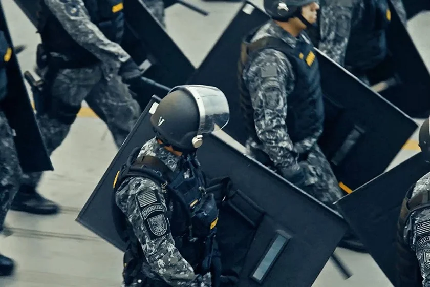 <b>Marcha Cega:</b> Este documentário segue as manifestações que ocorreram em São Paulo ao longo dos últimos anos. Nesse tempo, a Polícia Militar foi responsável por agredir, ferir e prender uma série de manifestantes. Através do uso excessivo de gás lacrimogêneo e outros métodos duvidosos, a cidade se tornou um campo de batalha e as marchas, inicialmente pacíficas, foram consumidas pela violência derivada das forças policiais. Assista ao <a href="https://www.youtube.com/watch?v=s30TZM5FXNY&has_verified=1" target="_blank">trailer</a> <b>Marcha Cega:</b> Este documentário segue as manifestações que ocorreram em São Paulo ao longo dos últimos anos. Nesse tempo, a Polícia Militar foi responsável por agredir, ferir e prender uma série de manifestantes. Através do uso excessivo de gás lacrimogêneo e outros métodos duvidosos, a cidade se tornou um campo de batalha e as marchas, inicialmente pacíficas, foram consumidas pela violência derivada das forças policiais. Assista ao <a href="https://www.youtube.com/watch?v=s30TZM5FXNY&has_verified=1" target="_blank">trailer</a>
