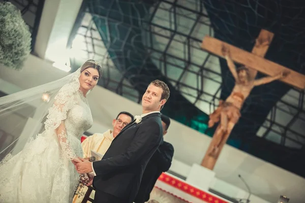 Luciana Ferrer e Nicola Margiotta casam-se na Catedral de Brasília