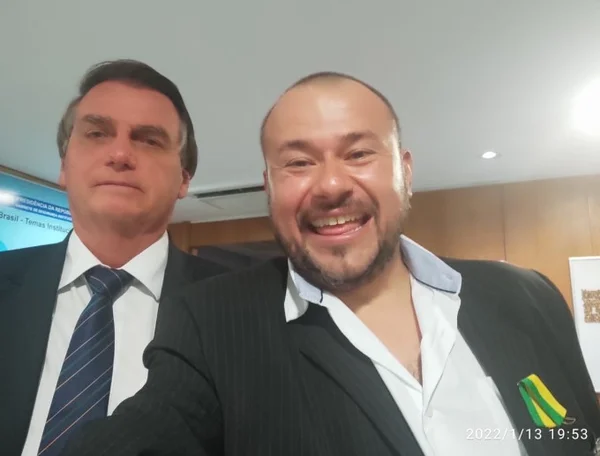 Ramiro dos Caminhoneiros ao lado de Jair Bolsonaro. Foto de janeiro de 2022