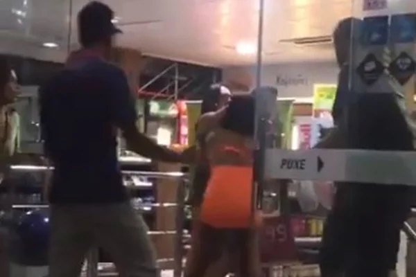 Homem não paga programa e tem carro quebrado por travestis