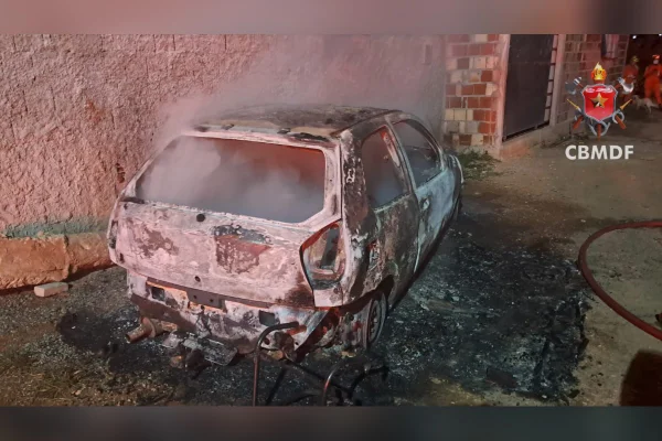Carro fica destruído após incêndio no Riacho Fundo I
