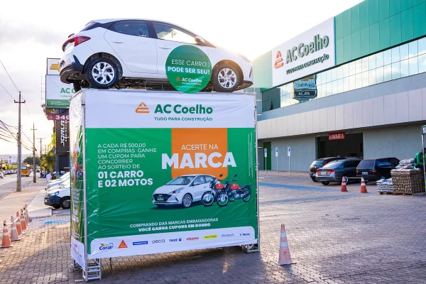 Fotografia colorida mostrando carro sendo exposto em frente de loja-Metrópoles