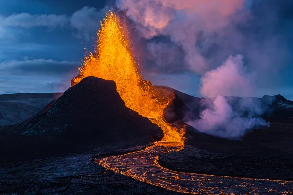 Imagem colorida de vulcão em erupção - Metrópoles