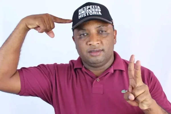 Foto colorida do prefeito Vilmar Souza Costa (PSB), conhecido como Vilmar Kalunga - Metrópoles