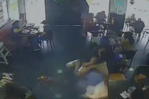 Jovens acendem rojão dentro de lanchonete e criança fica ferida no DF