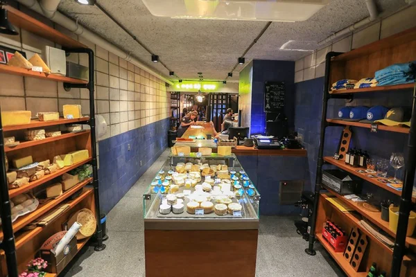 Teta Cheese Bar serve queijos incríveis em ambiente descolado