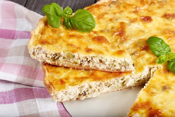 Almoço ou lanche: faça uma torta de frango e requeijão deliciosa