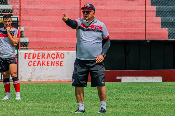 Técnico Marcelo Vilar com a camisa do Ferroviário