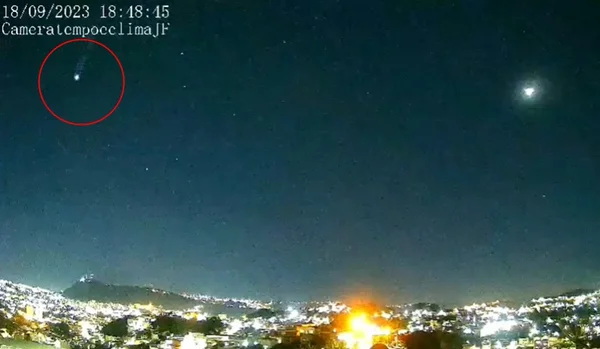 Imagem colorida de rastro luminoso, identificado como lixo espacial, em Juiz de Fora (MG) - Metrópoles