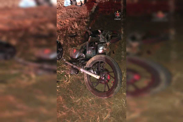 Foto colorida de moto caída ao chão